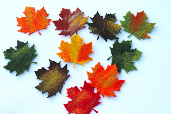 Preview: 10er Set Ahornblätter gefilzt in bunten Farben für den Jahreszeitentisch, Karnevalskostüm, Fasching oder zur Dekoration